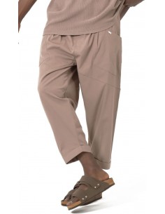 Sarouel Design taupe Qaba’il homme coupe ample mastour porté de face 2
