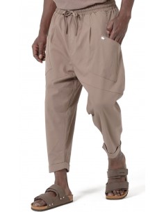 Sarouel Design taupe Qaba’il homme coupe ample mastour porté de face