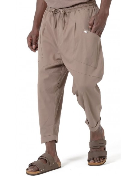 Sarouel Design taupe Qaba’il homme coupe ample mastour porté de face