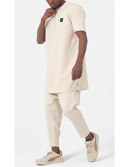 Ensemble Qamis Court Silent écru pour homme, avec haut long zippé et pantalon assorti au style mastour moderne.