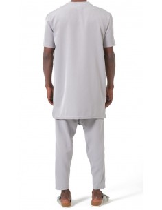 Ensemble Qamis Court Silent gris clair Qaba’il pour homme, avec haut long zippé et pantalon assorti au style mastour moderne. 2