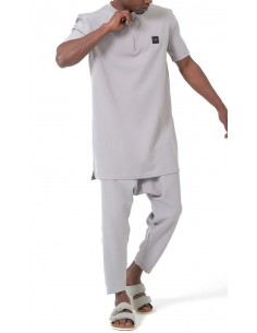 Ensemble Qamis Court Silent gris clair Qaba’il pour homme, avec haut long zippé et pantalon assorti au style mastour moderne.