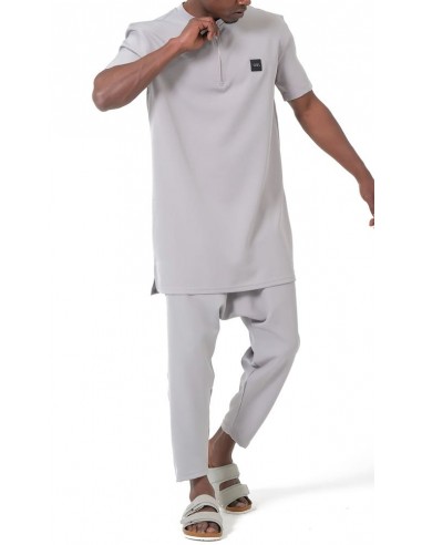 Ensemble Qamis Court Silent gris clair Qaba’il pour homme, avec haut long zippé et pantalon assorti au style mastour moderne.
