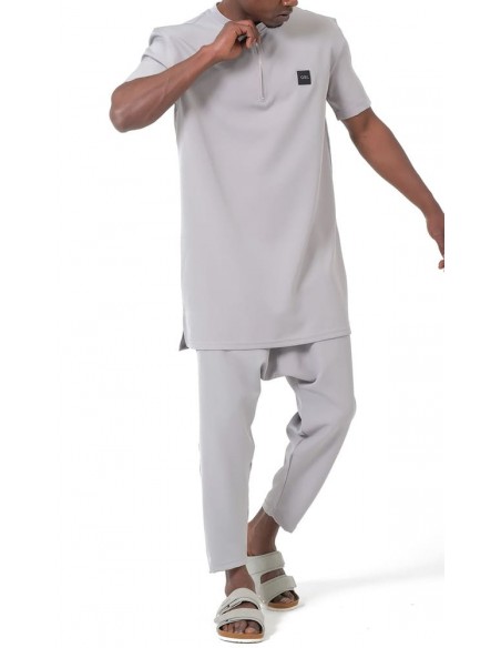 Ensemble Qamis Court Silent gris clair Qaba’il pour homme, avec haut long zippé et pantalon assorti au style mastour moderne.