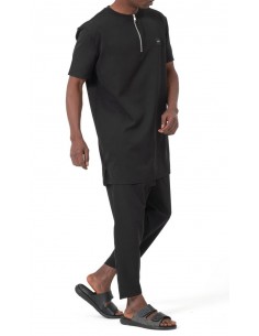 Ensemble Qamis Court Silent noir Qaba’il pour homme, avec haut long zippé et pantalon assorti au style mastour moderne.