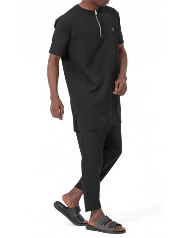 Ensemble Qamis Court Silent noir Qaba’il pour homme, avec haut long zippé et pantalon assorti au style mastour moderne.