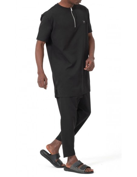 Ensemble Qamis Court Silent noir Qaba’il pour homme, avec haut long zippé et pantalon assorti au style mastour moderne.